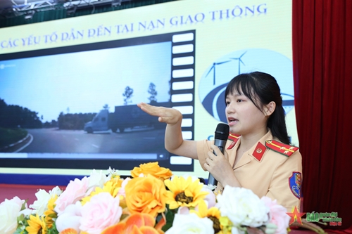 Tổng công ty Tân Cảng Sài Gòn: Tuyên truyền pháp luật về trật tự an toàn giao thông cho lái xe container và người lao động